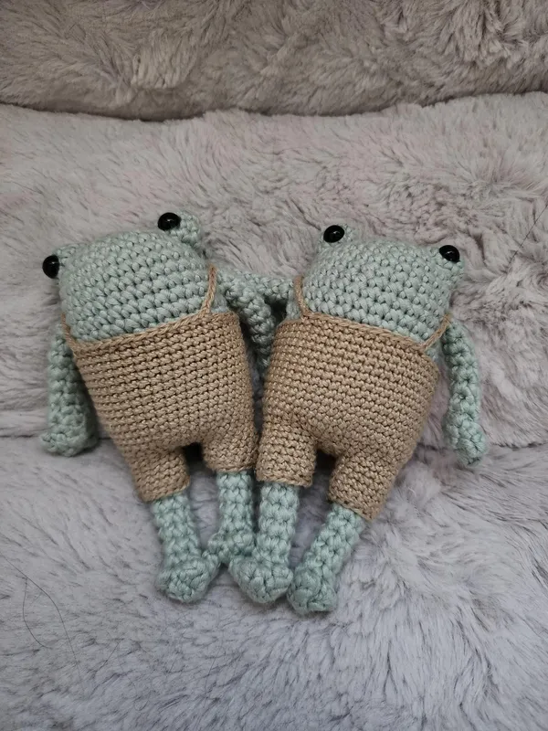 Crochet frogs in overalls.