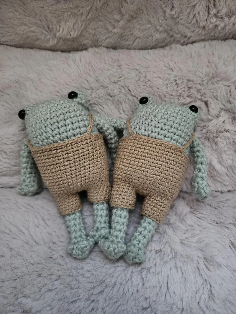 Crochet frogs in overalls.